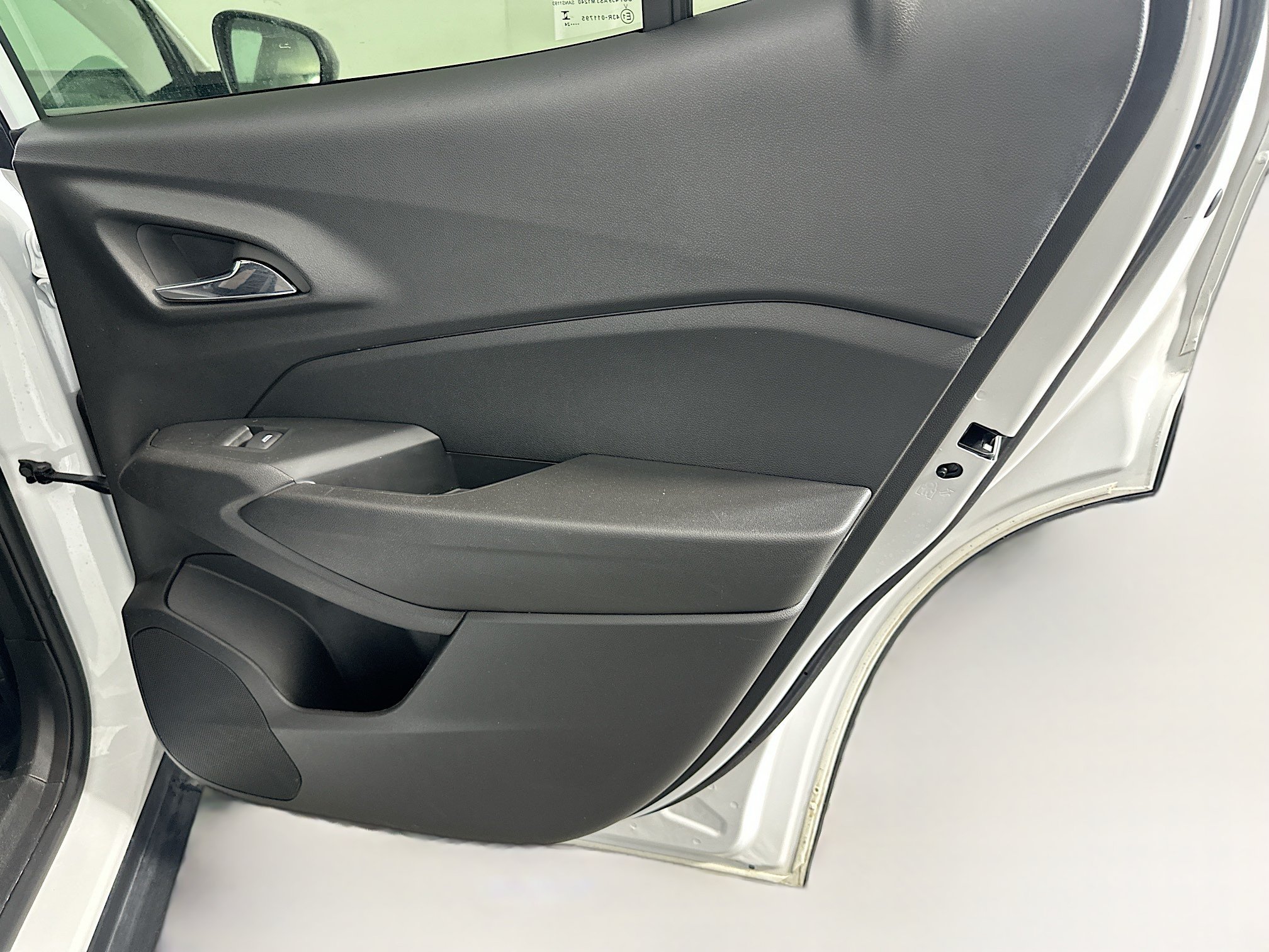 Used 2025 Chevrolet Trax LS FWD image 29