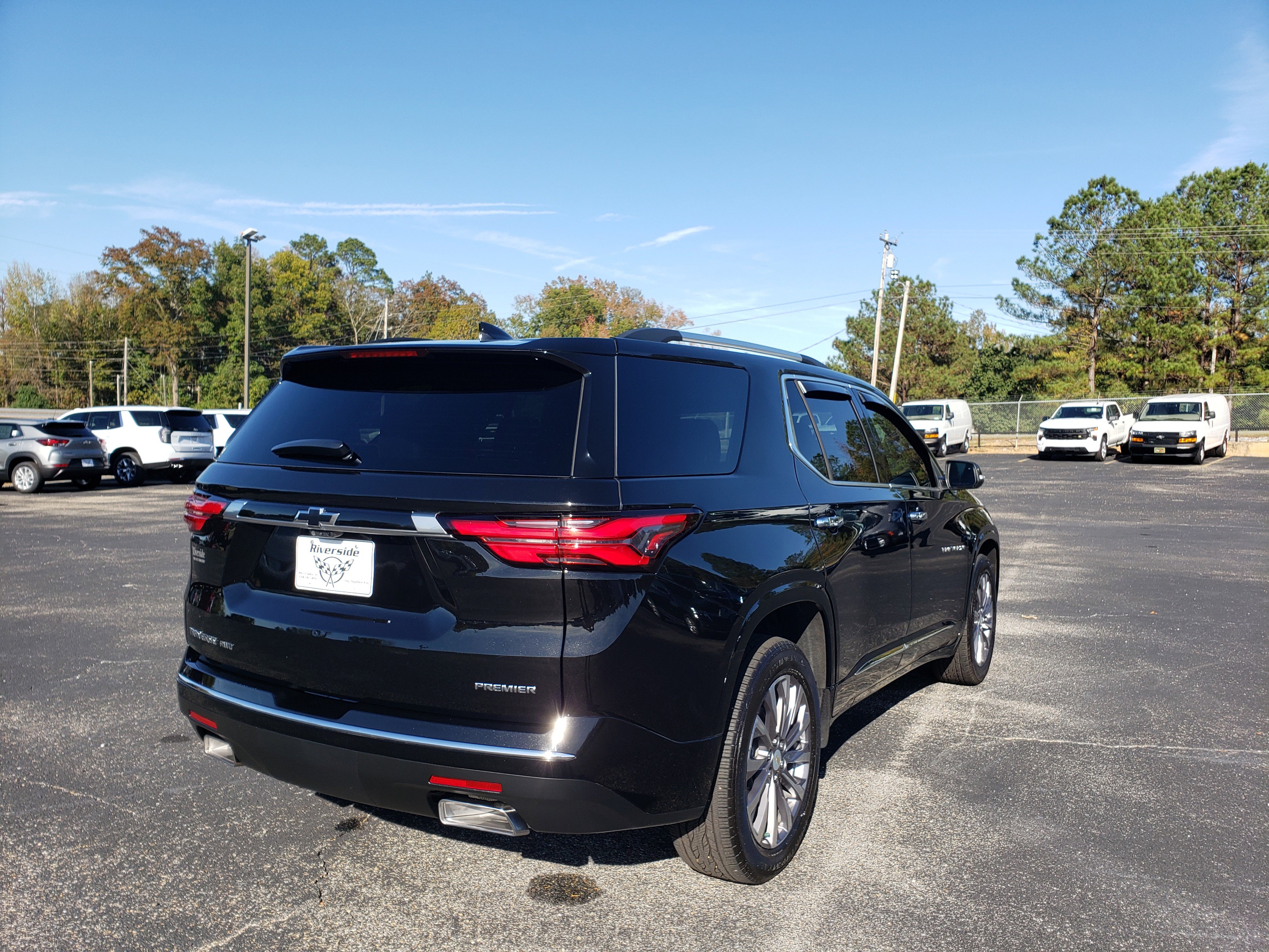Used 2023 Chevrolet Traverse Premier image 3