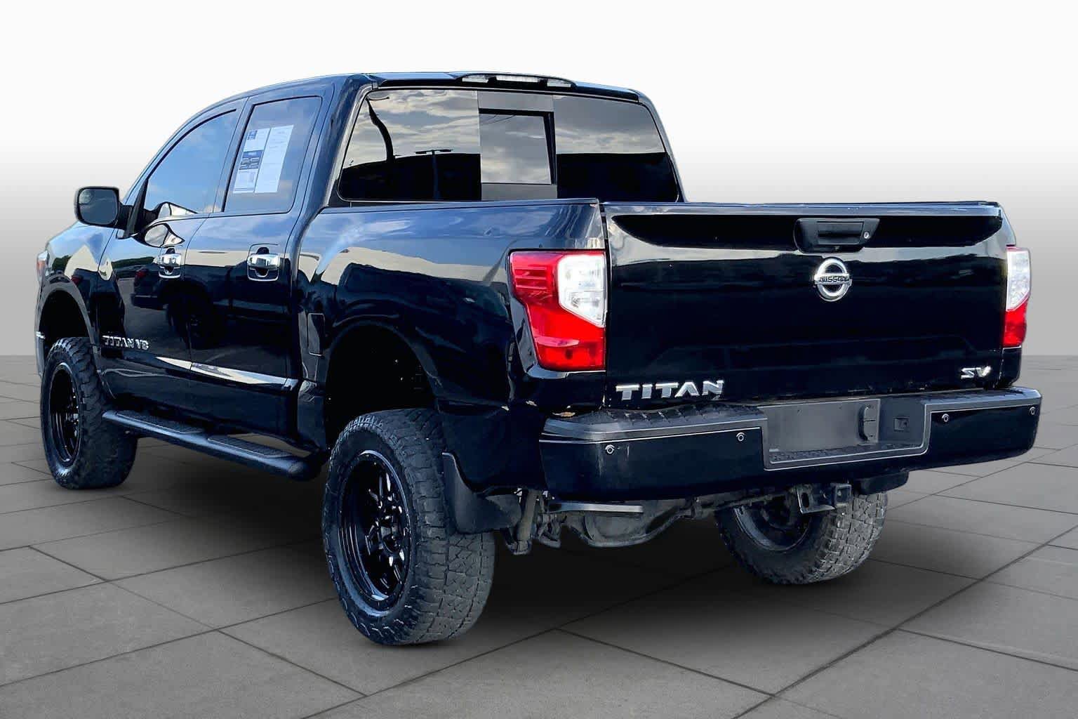 Used 2018 Nissan Titan SV w/ SV Convenience Package image 12