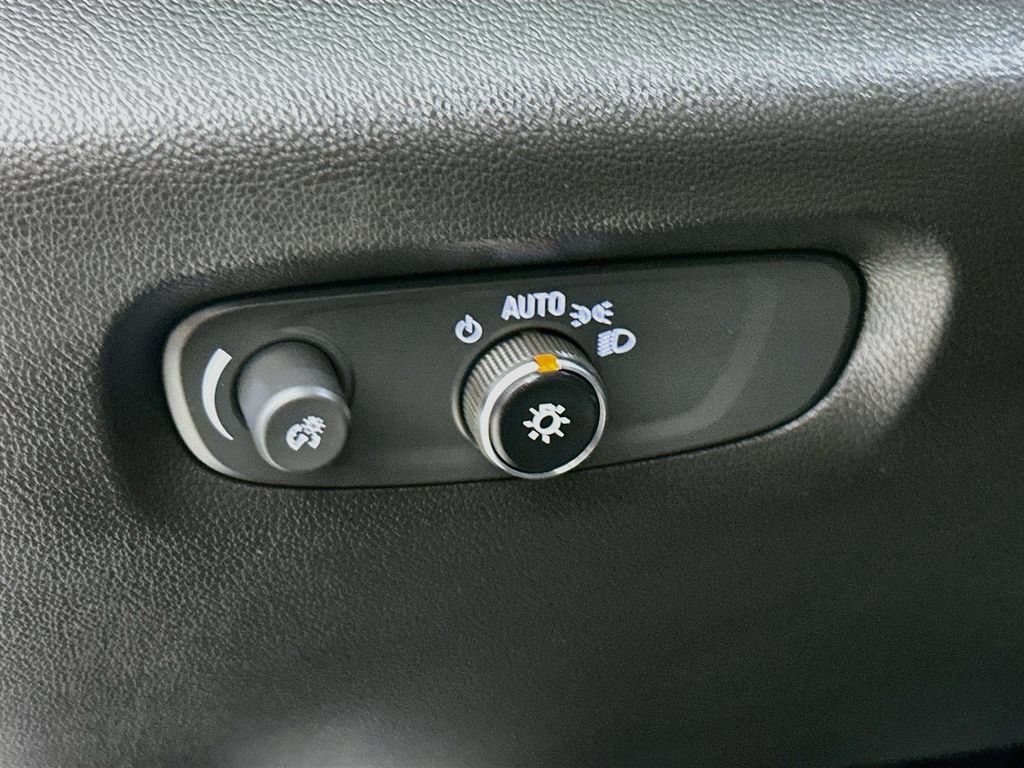 Used 2023 Chevrolet Traverse RS FWD image 15