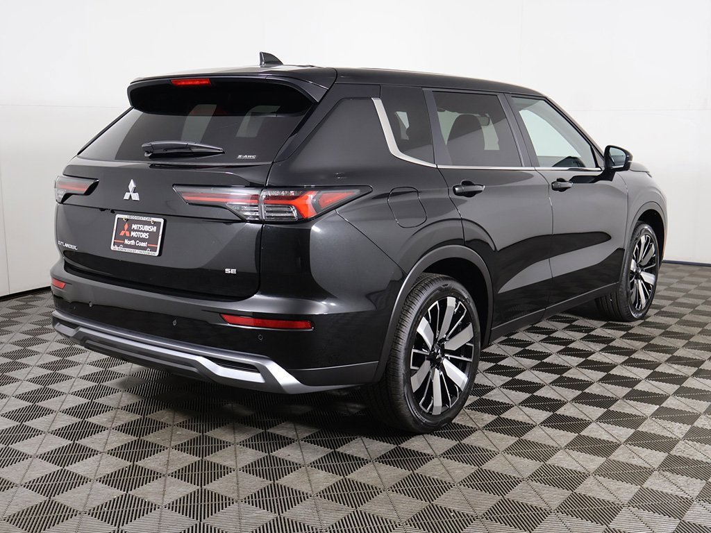 New 2025 Mitsubishi Outlander SE image 12