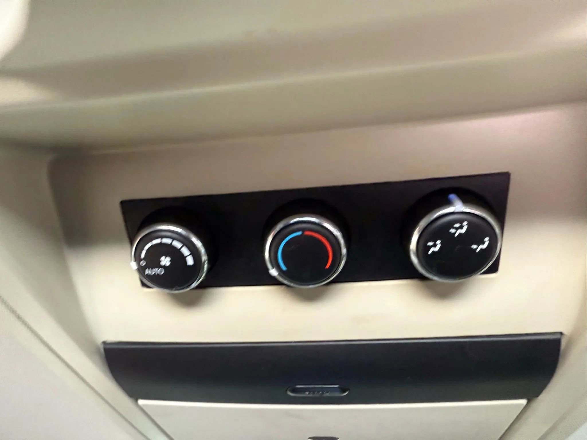 Used 2014 Chrysler Town & Country Touring-L w/ Driver Convenience Group image 25