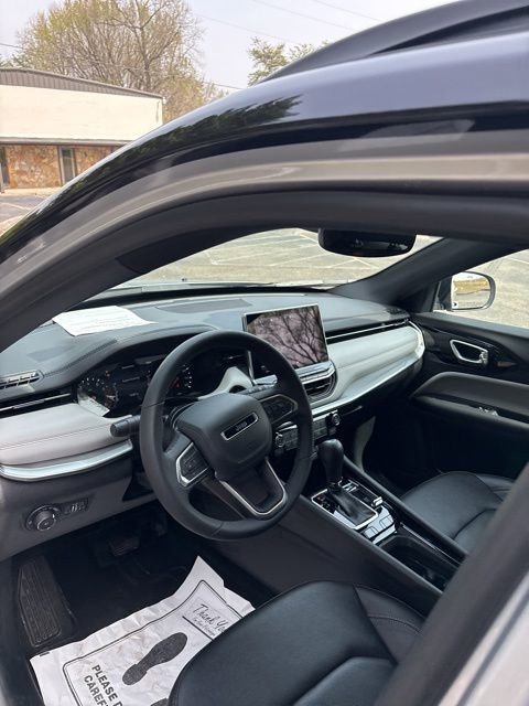 Used 2025 Jeep Compass Limited image 13