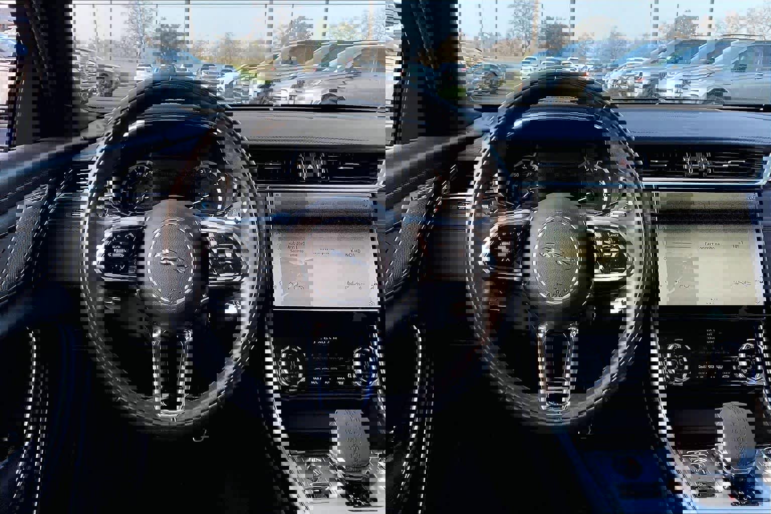 Used 2022 Jaguar XF SE image 8