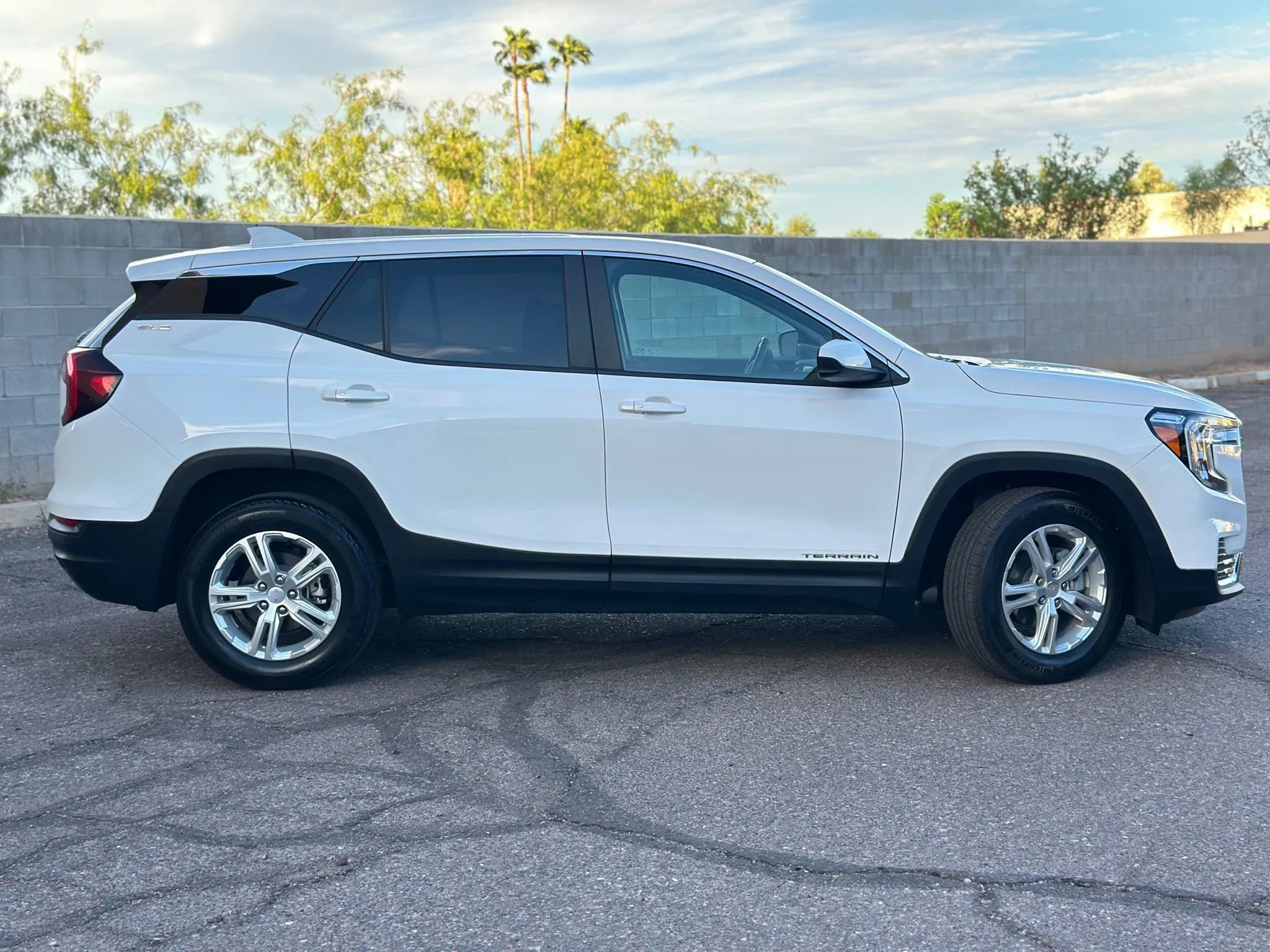 Used 2023 GMC Terrain SLE image 2