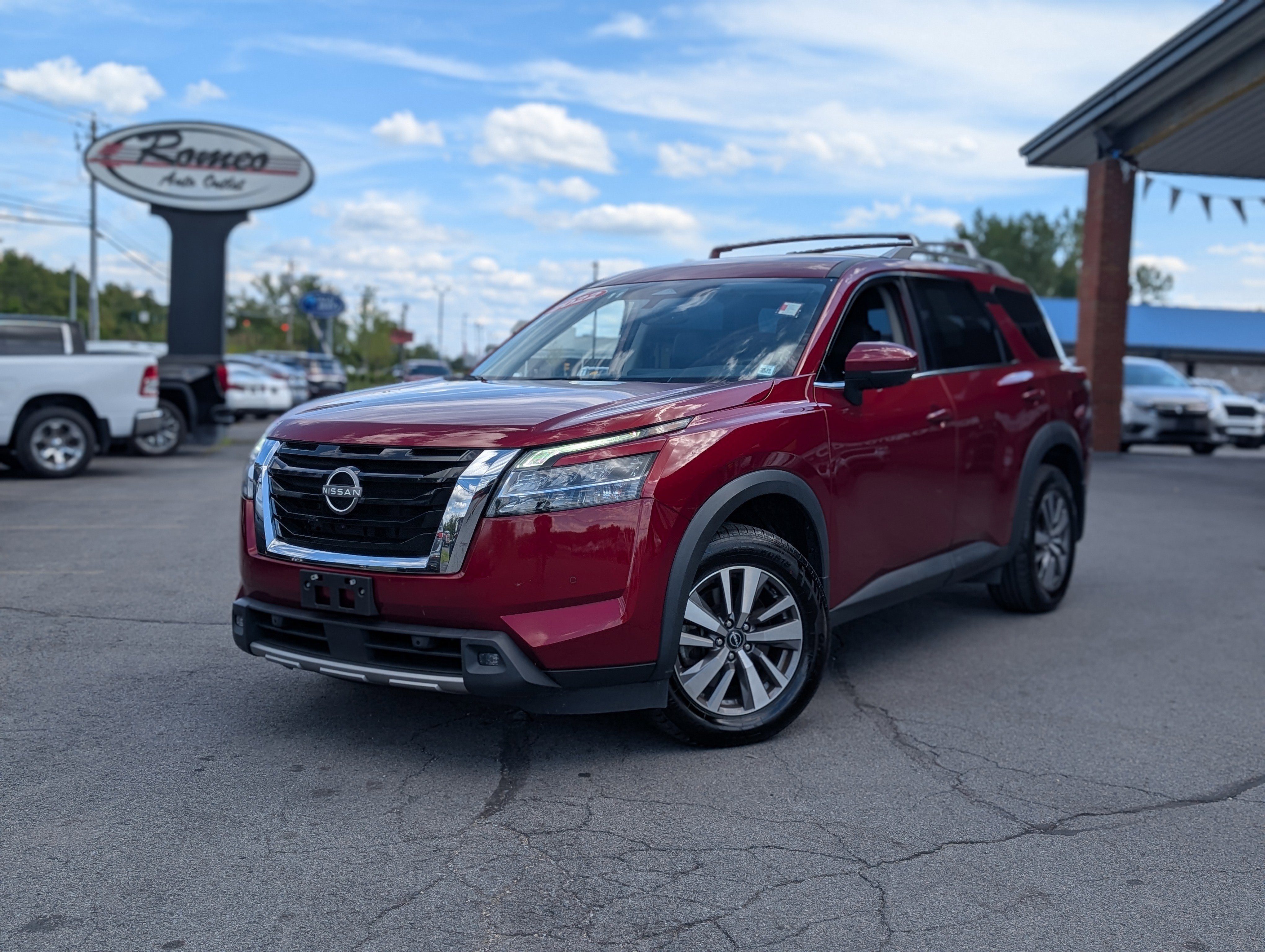 Used 2022 Nissan Pathfinder SL image 1