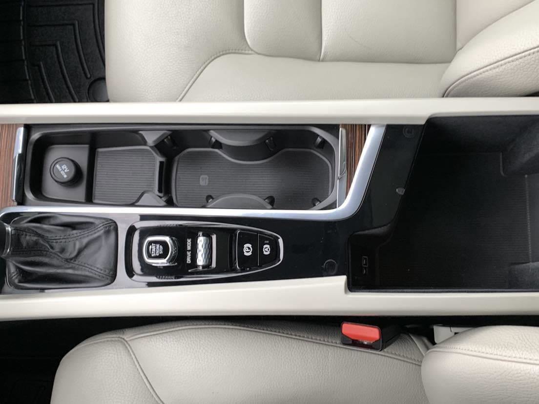 Used 2021 Volvo XC60 T6 Momentum w/ Premium Package image 27