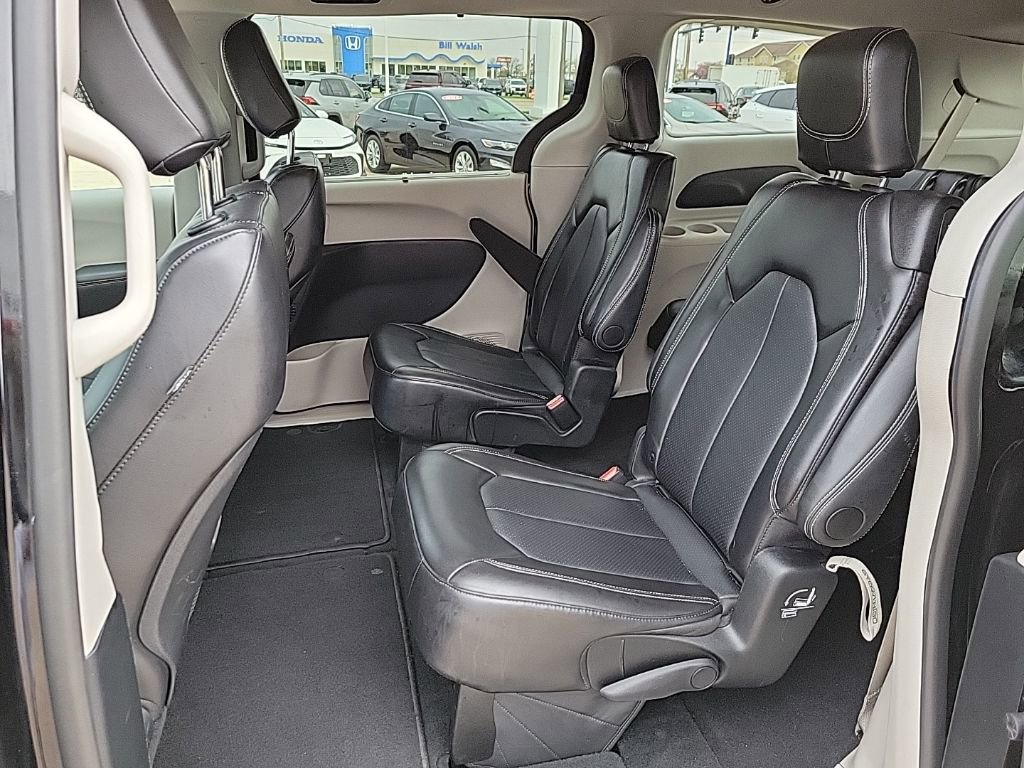 Used 2024 Chrysler Pacifica Touring-L FWD image 10