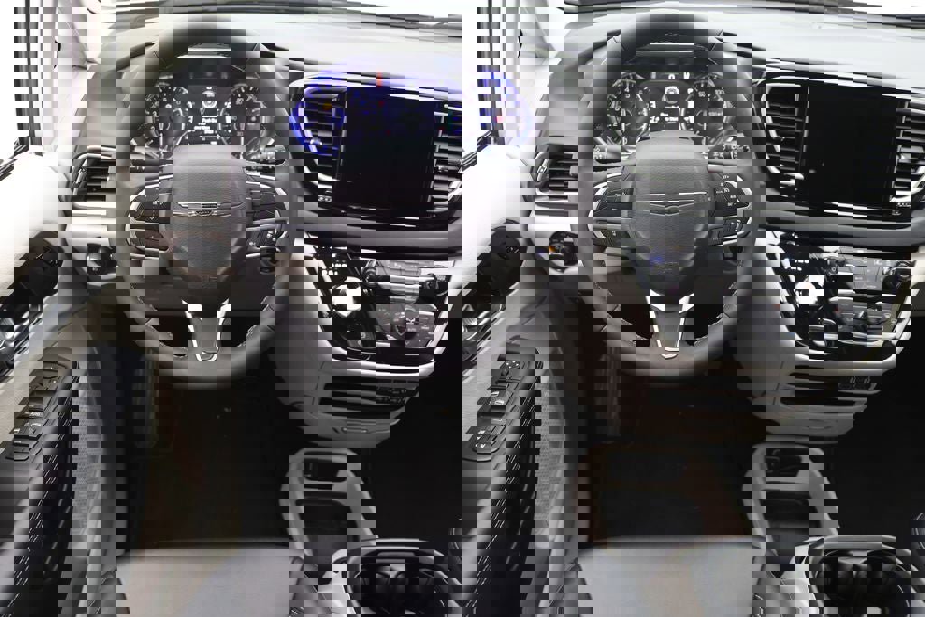 Used 2024 Chrysler Pacifica Touring-L image 13