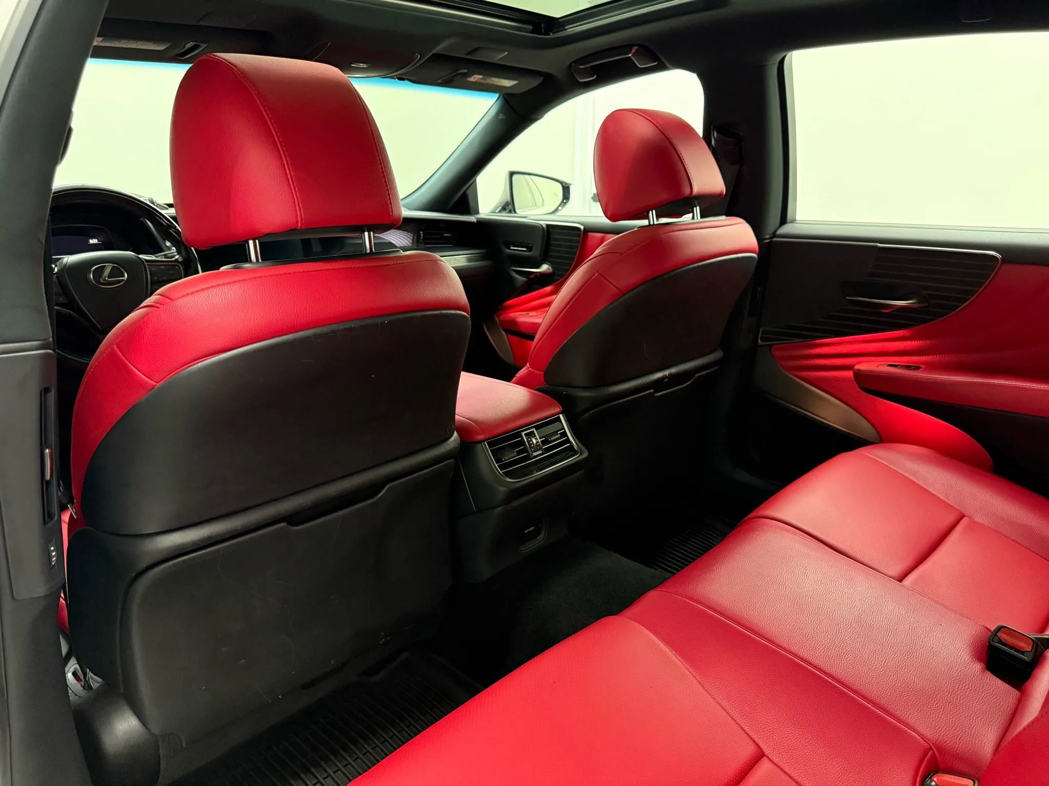 Used 2018 Lexus LS 500 w/ Accessory Package (Z2) image 39