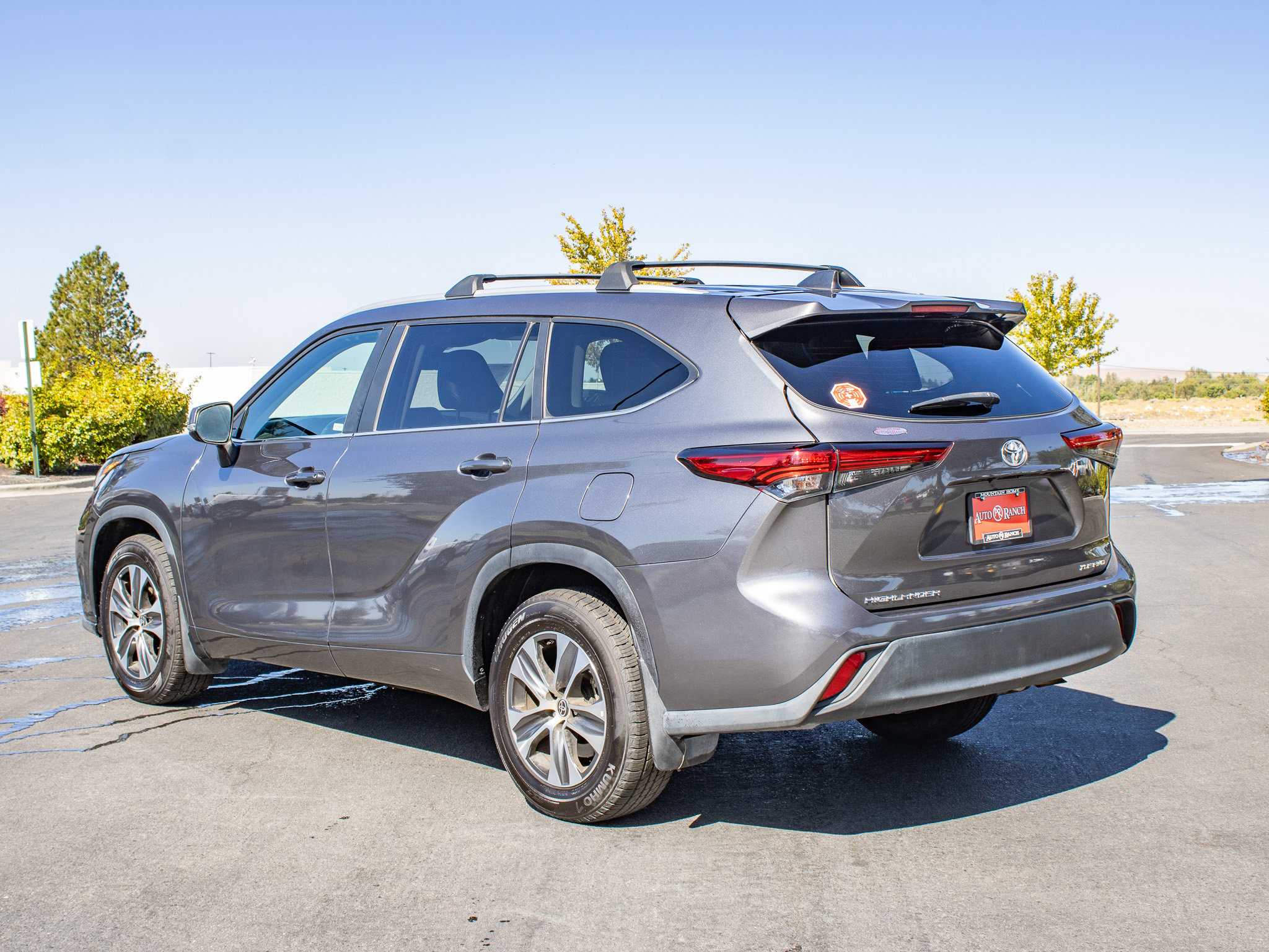 Used 2023 Toyota Highlander XLE AWD/4WD image 6