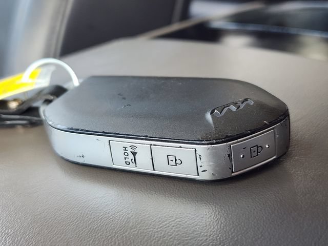 Certified 2025 Kia Carnival FWD image 38