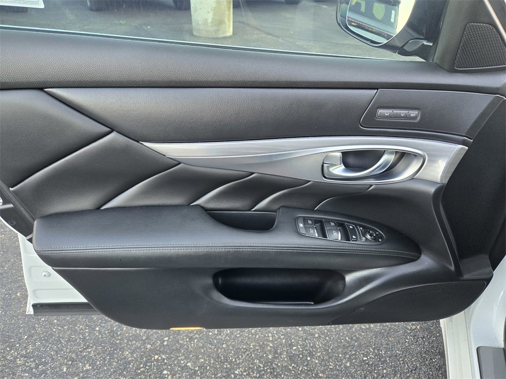 Used 2018 INFINITI Q70 L 3.7 image 16