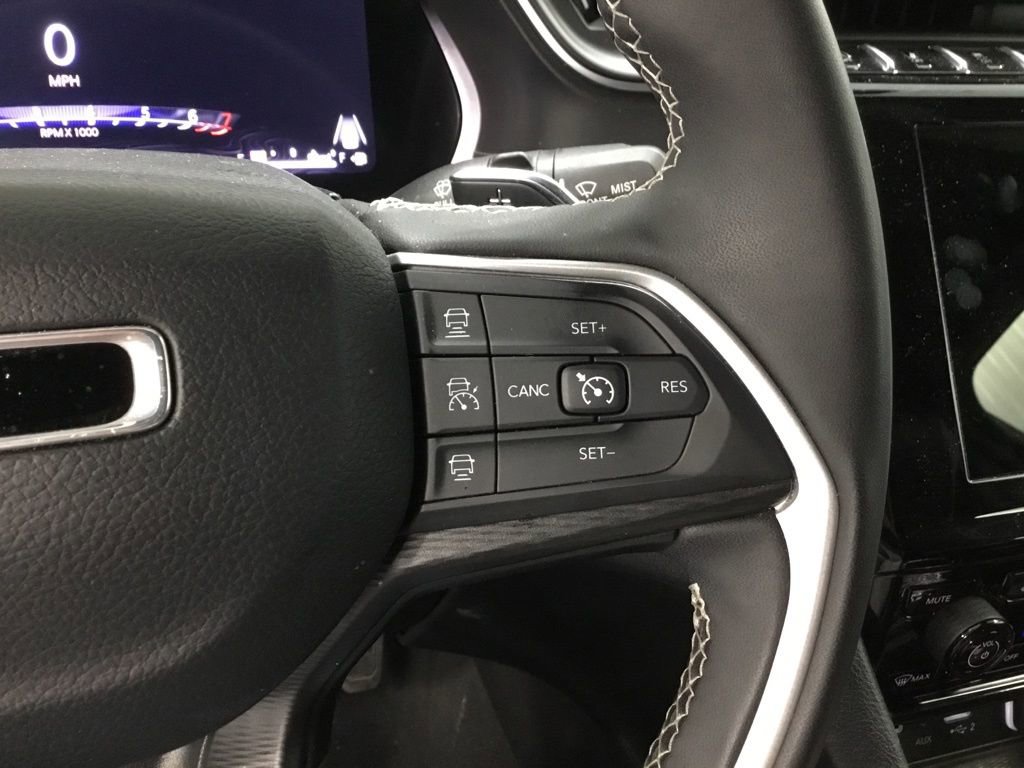 Used 2024 Jeep Grand Cherokee L Laredo image 14