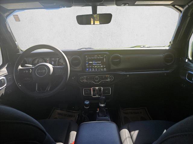 Used 2023 Jeep Gladiator Sport image 15
