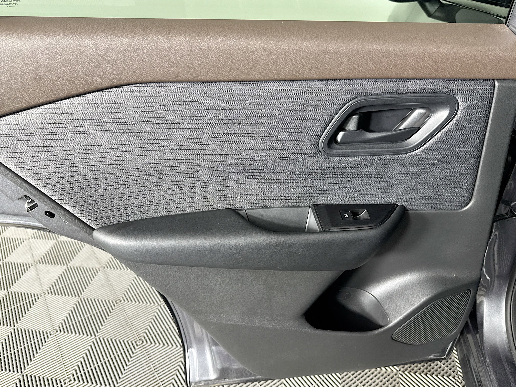 Used 2023 Nissan Rogue S image 25