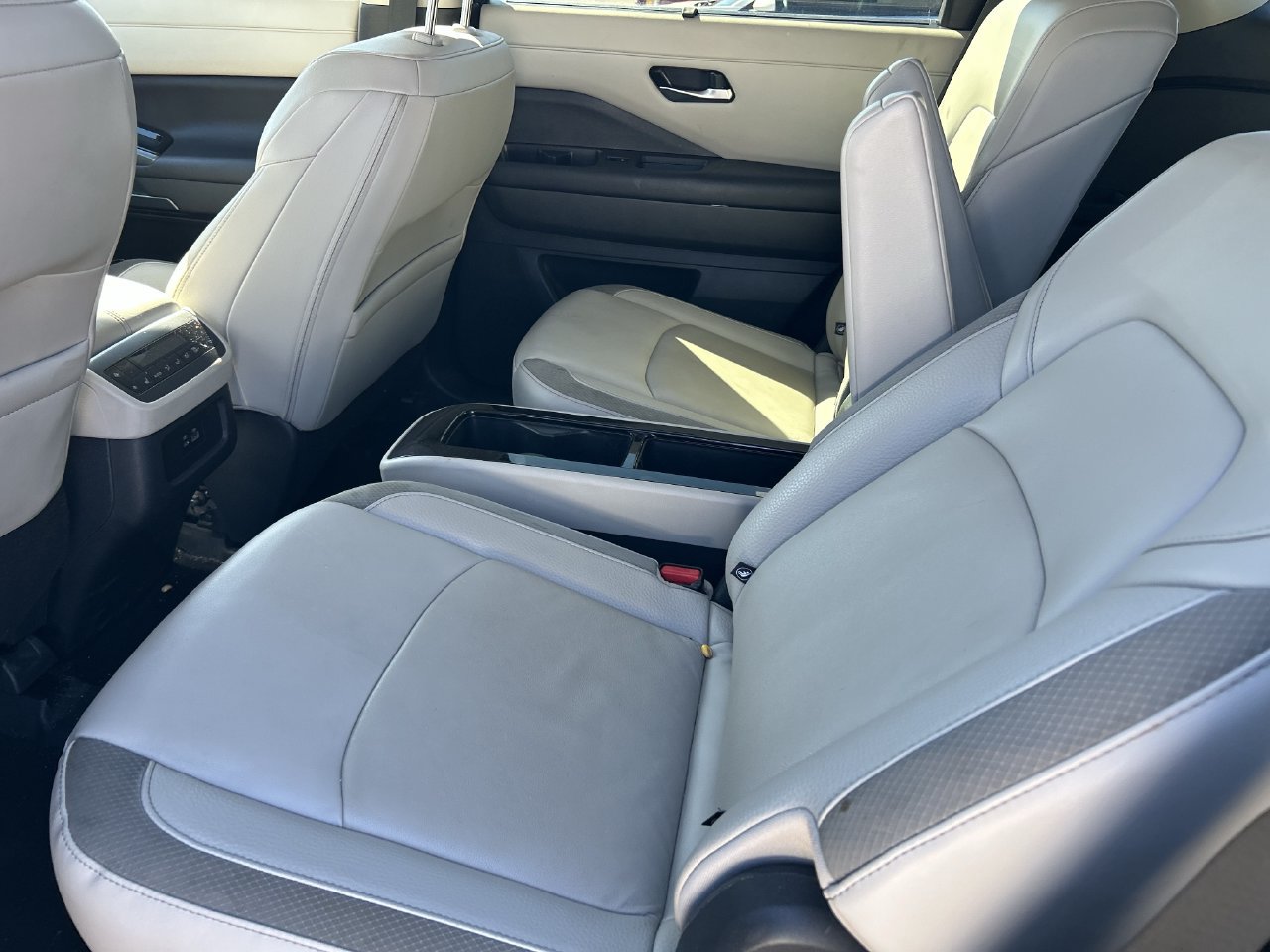 Used 2024 Nissan Pathfinder SL w/ SL Premium Package FWD image 10
