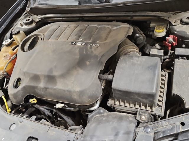 Used 2013 Dodge Avenger SE image 26