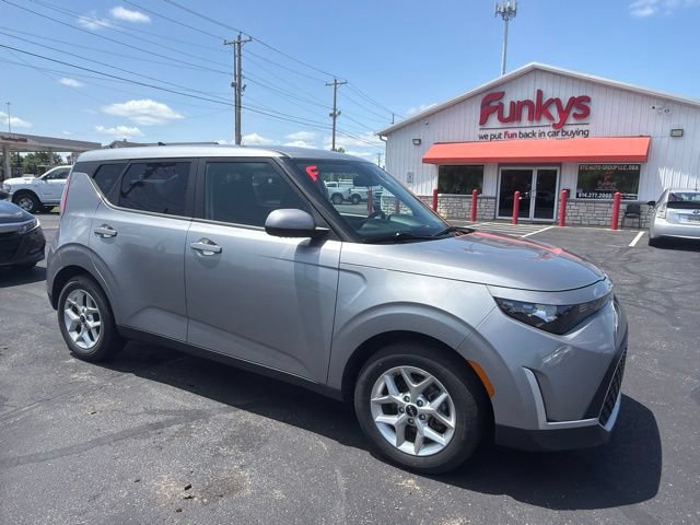 Used 2024 Kia Soul LX w/ Option Group 015 FWD image 1