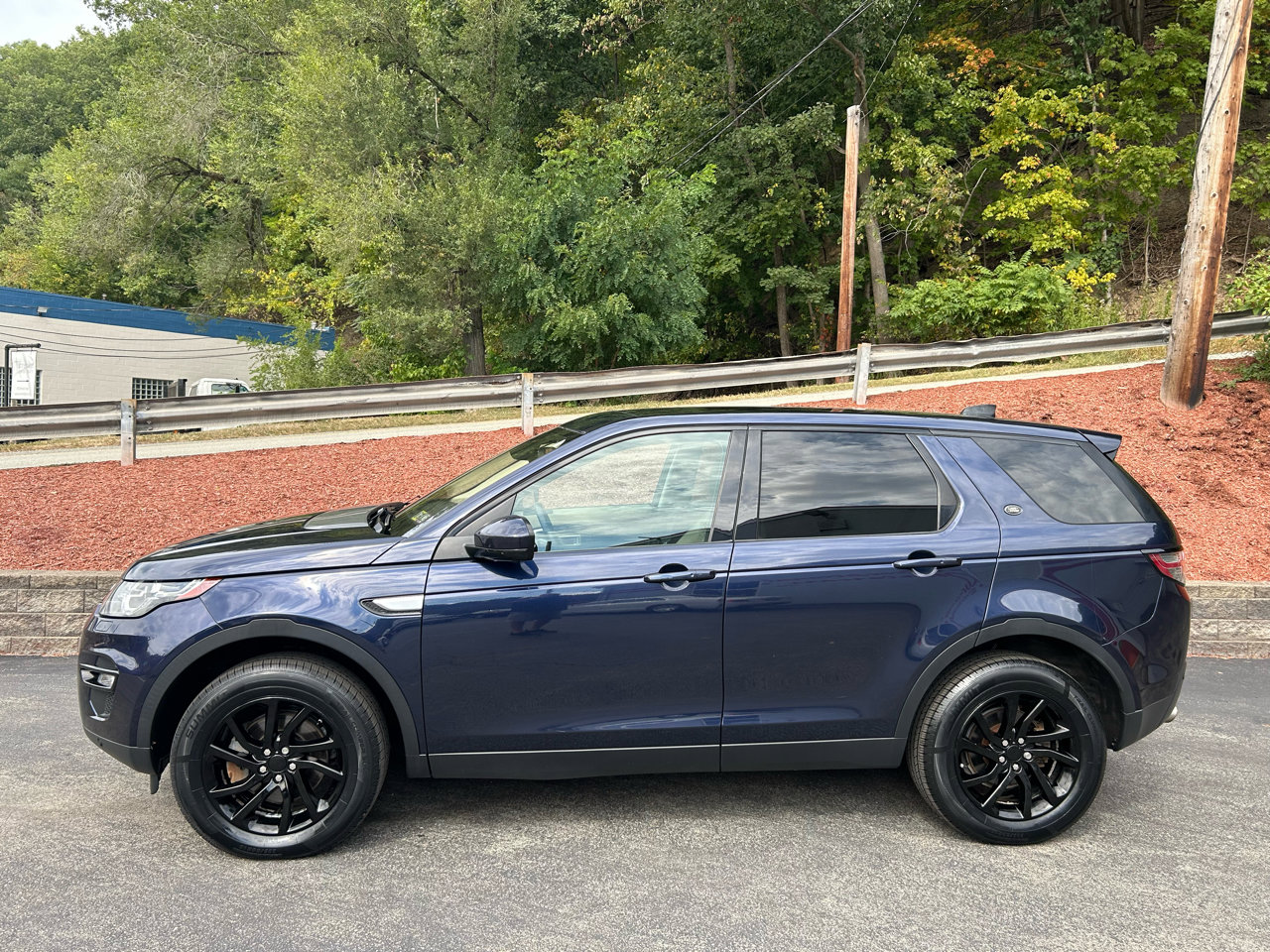 Used 2017 Land Rover Discovery Sport HSE image 2