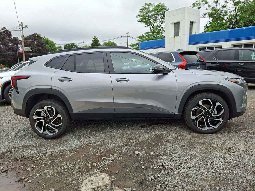 Used 2025 Chevrolet Trax RS w/ Driver Confidence Package FWD image 8