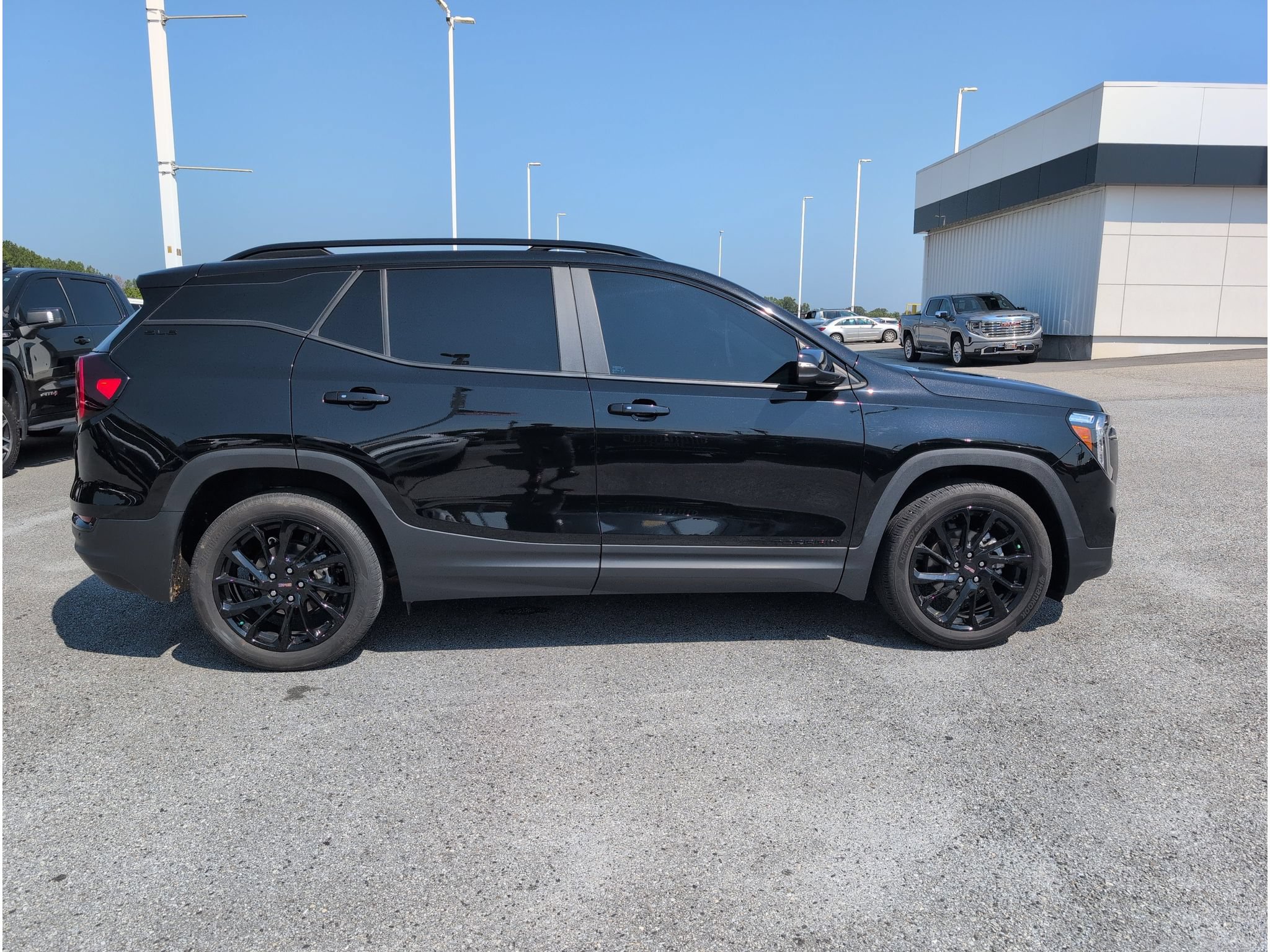 Used 2024 GMC Terrain SLE w/ Driver Convenience Package FWD image 9