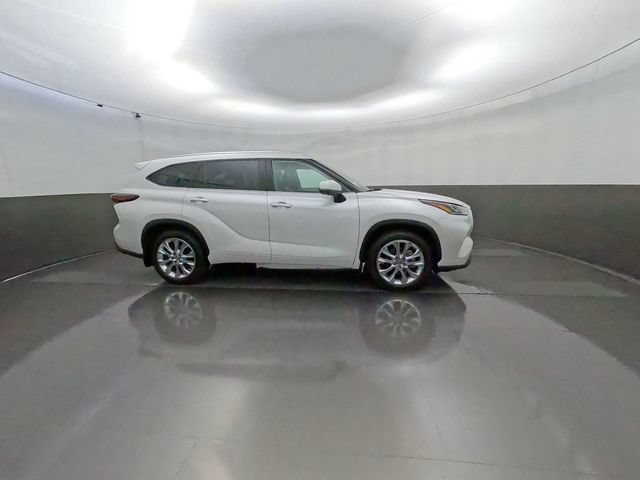 Certified 2025 Toyota Highlander Limited AWD/4WD image 8