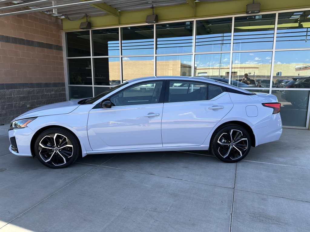 Used 2023 Nissan Altima 2.5 SR image 2