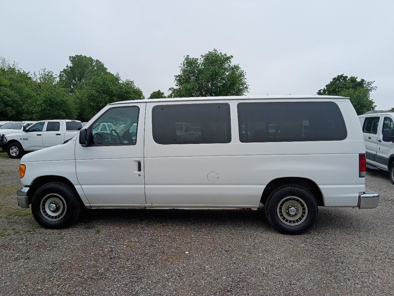 Used 2003 Ford E-150 and Econoline 150 Wagon RWD image 8