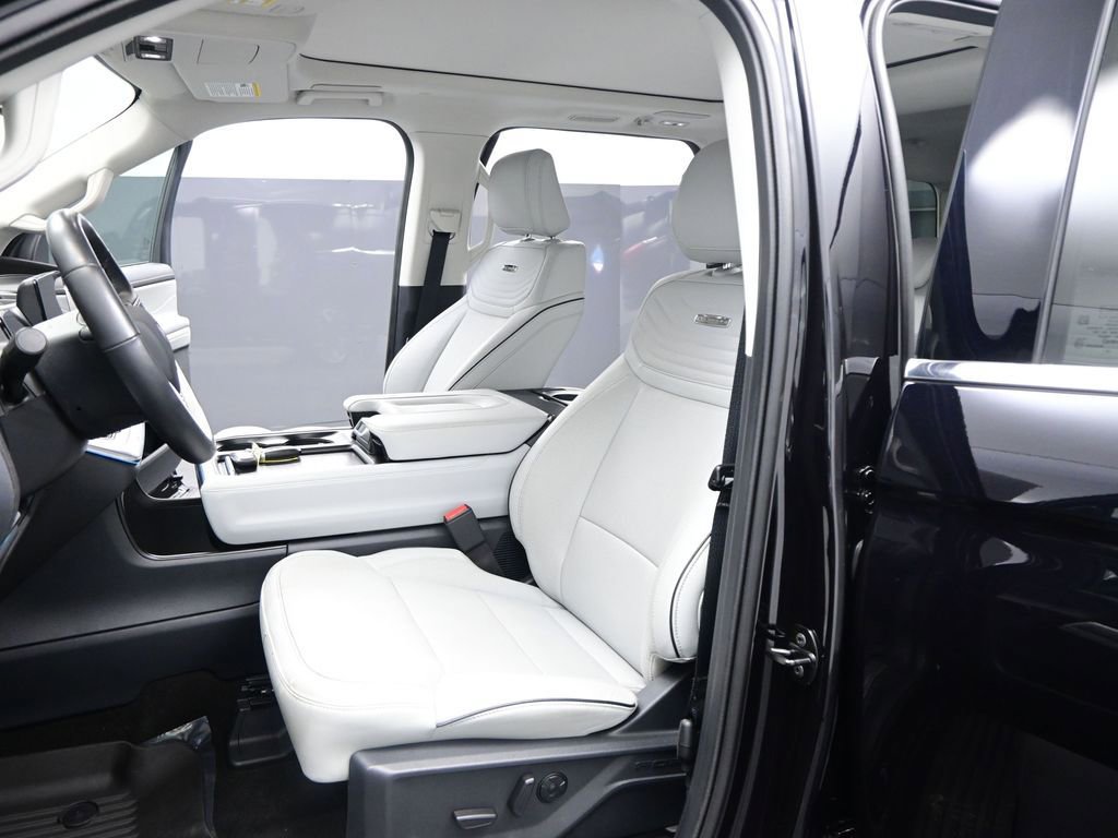 Used 2025 Ford Expedition Platinum w/ Platinum Ultimate Package image 9