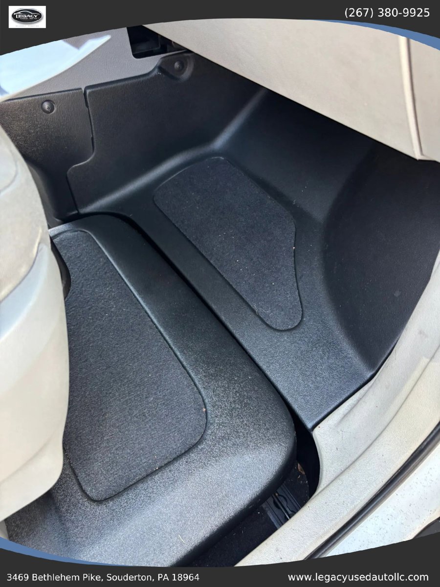 Used 2010 Chrysler Town & Country Touring FWD image 57
