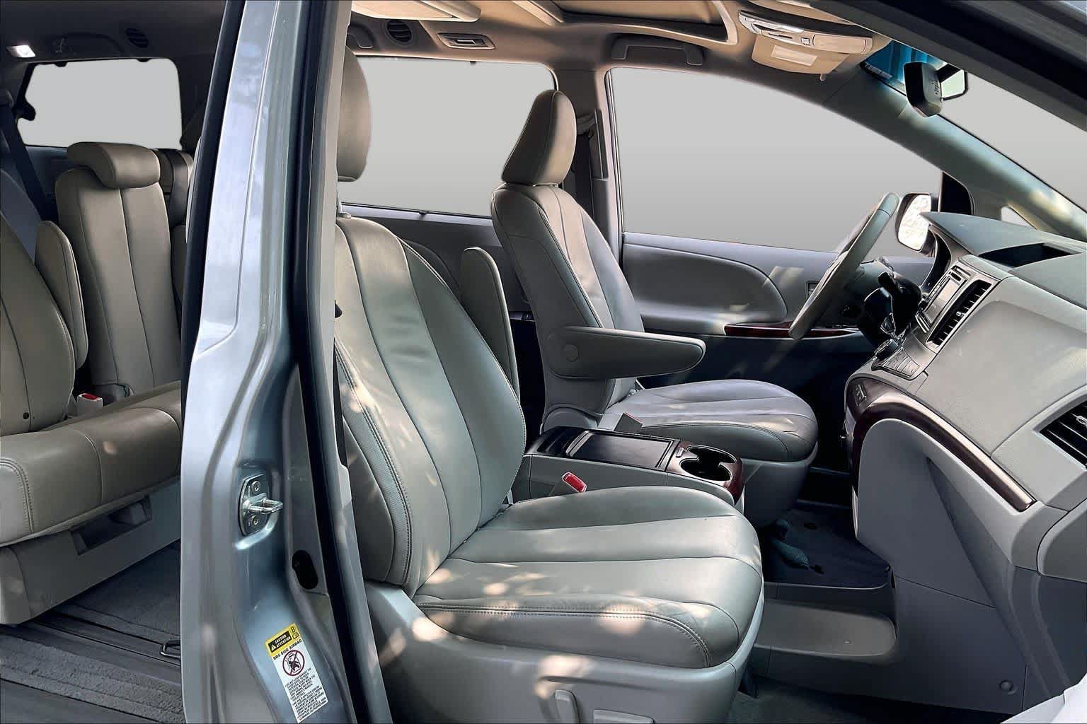 Used 2014 Toyota Sienna XLE w/ Entertainment Package FWD image 8