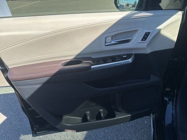 Used 2021 Toyota Sienna Platinum FWD image 18