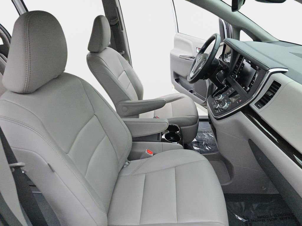 Used 2019 Toyota Sienna XLE w/ XLE Navigation Package image 12