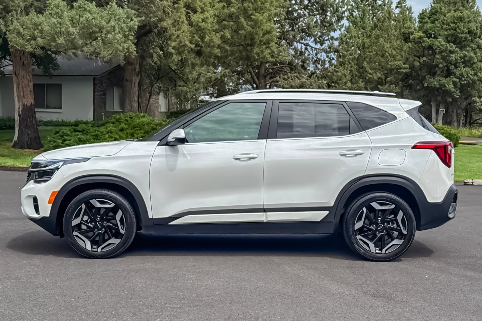 Used 2024 Kia Seltos SX w/ SX Sunroof Package AWD/4WD image 8