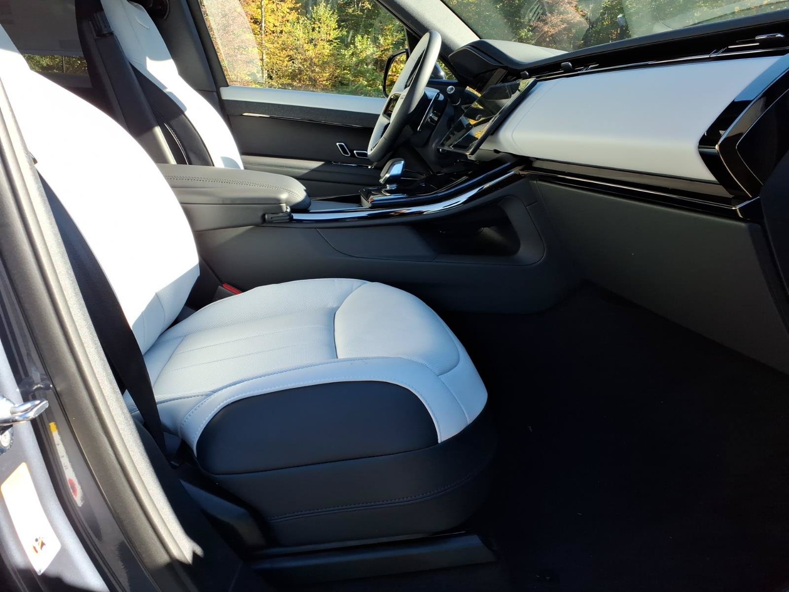 New 2027 Land Rover Range Rover Sport Dynamic SE AWD/4WD image 3