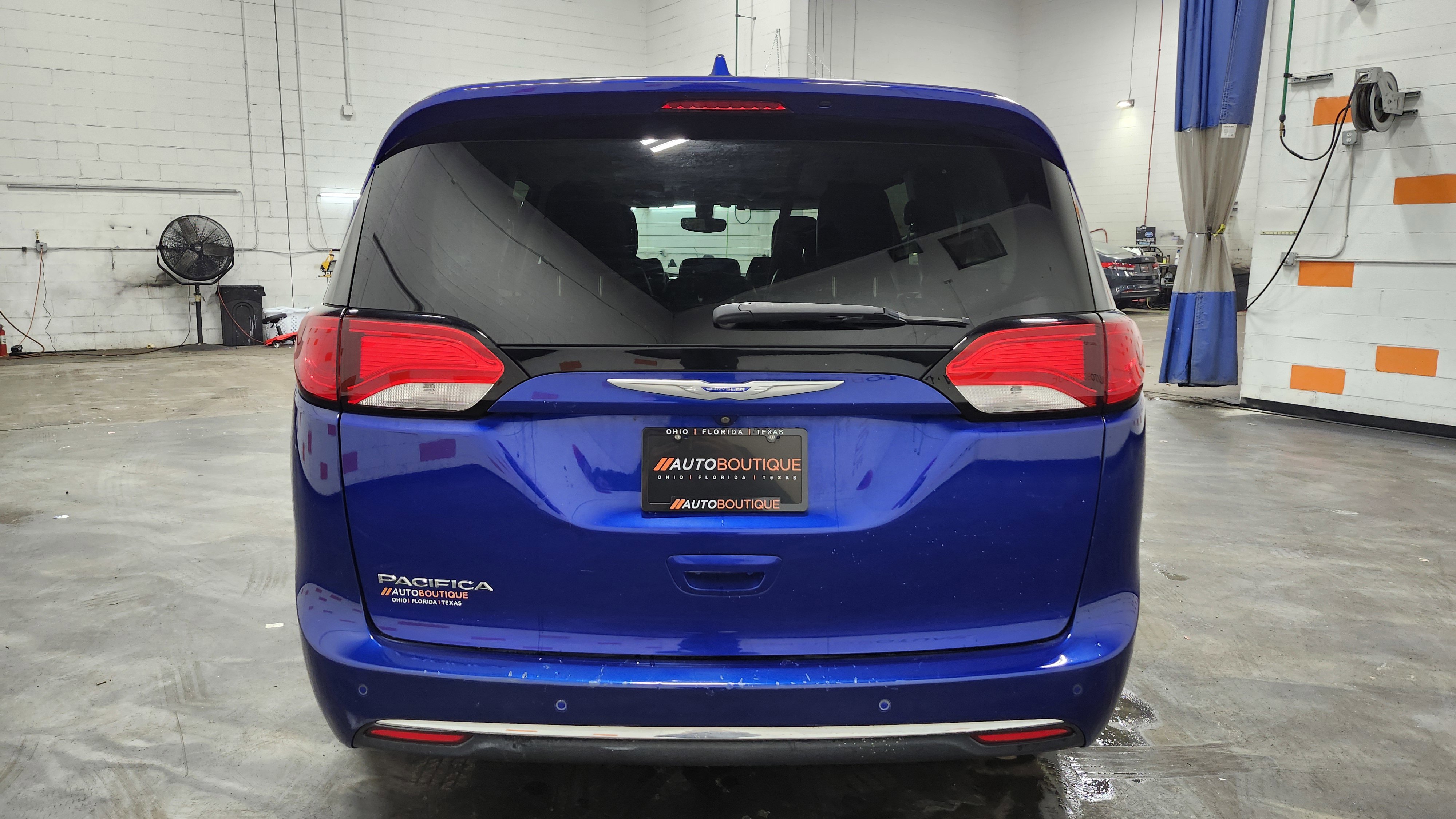 Used 2018 Chrysler Pacifica Touring-L image 15