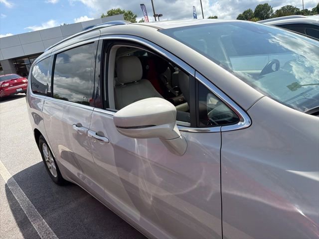 Used 2021 Chrysler Pacifica Touring-L FWD image 8
