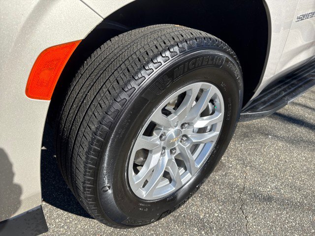 Used 2023 Chevrolet Suburban LT w/ Luxury Package image 11