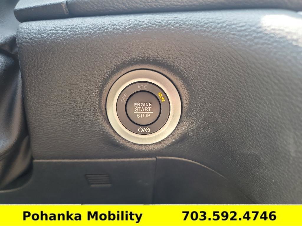 Used 2025 Chrysler Pacifica Select image 14