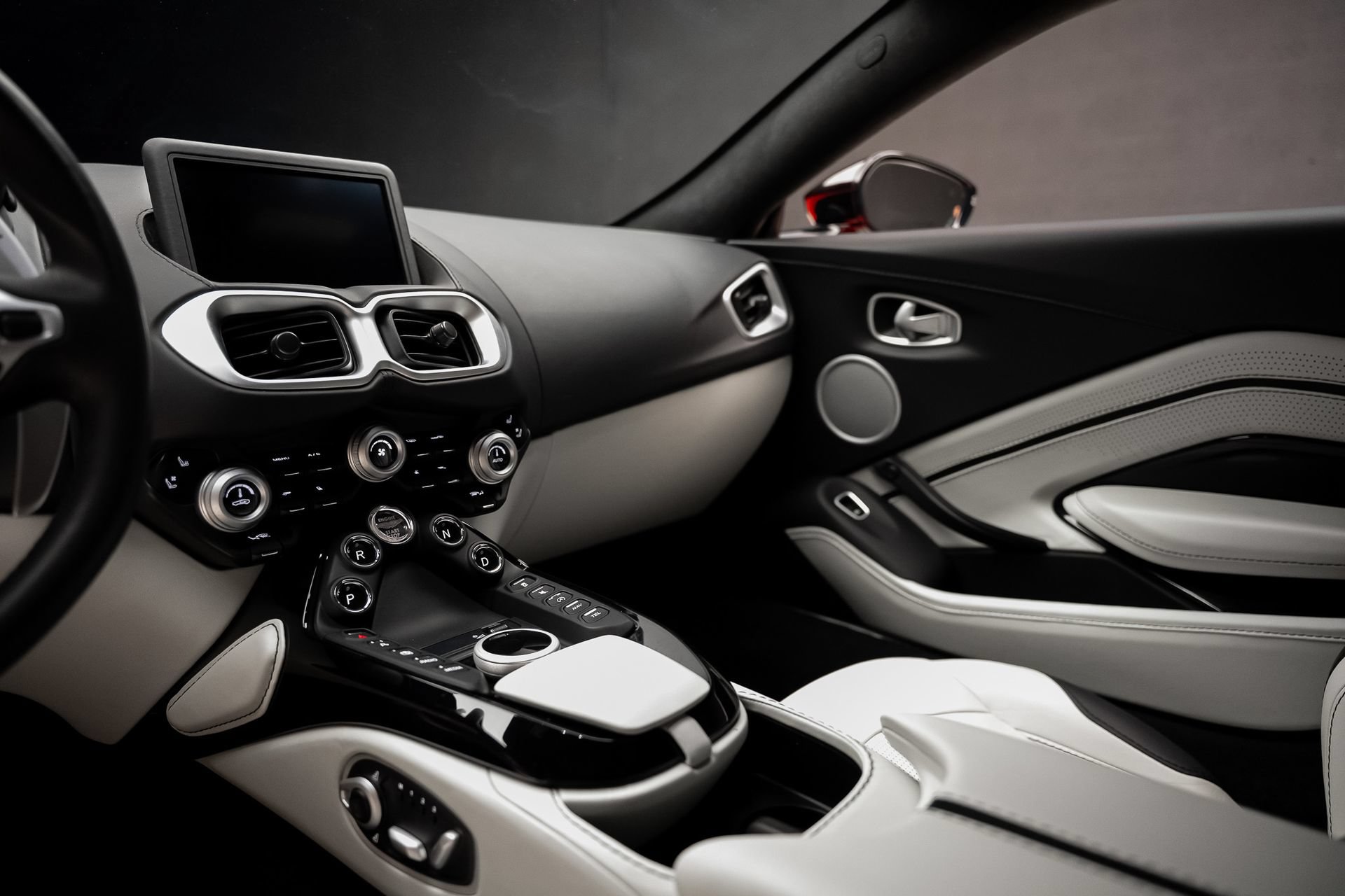Used 2023 Aston Martin V8 Vantage Coupe RWD image 40
