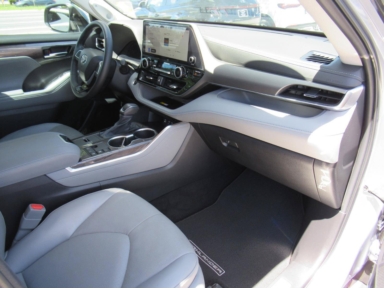 Used 2023 Toyota Highlander Limited FWD image 12