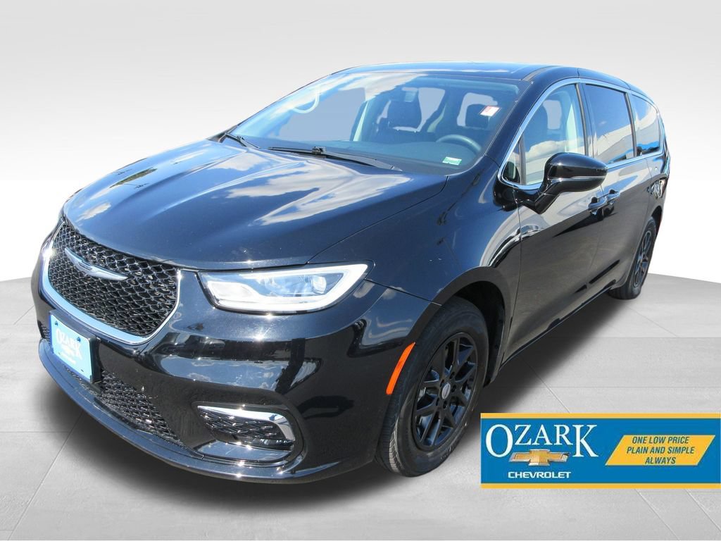 Used 2024 Chrysler Pacifica Touring-L FWD image 1