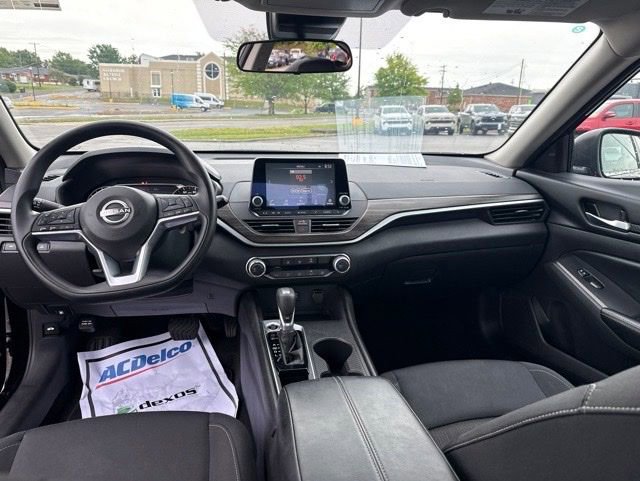 Used 2025 Nissan Altima 2.5 SV FWD image 30