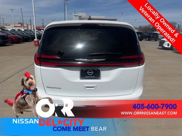Used 2023 Chrysler Pacifica Touring-L image 4