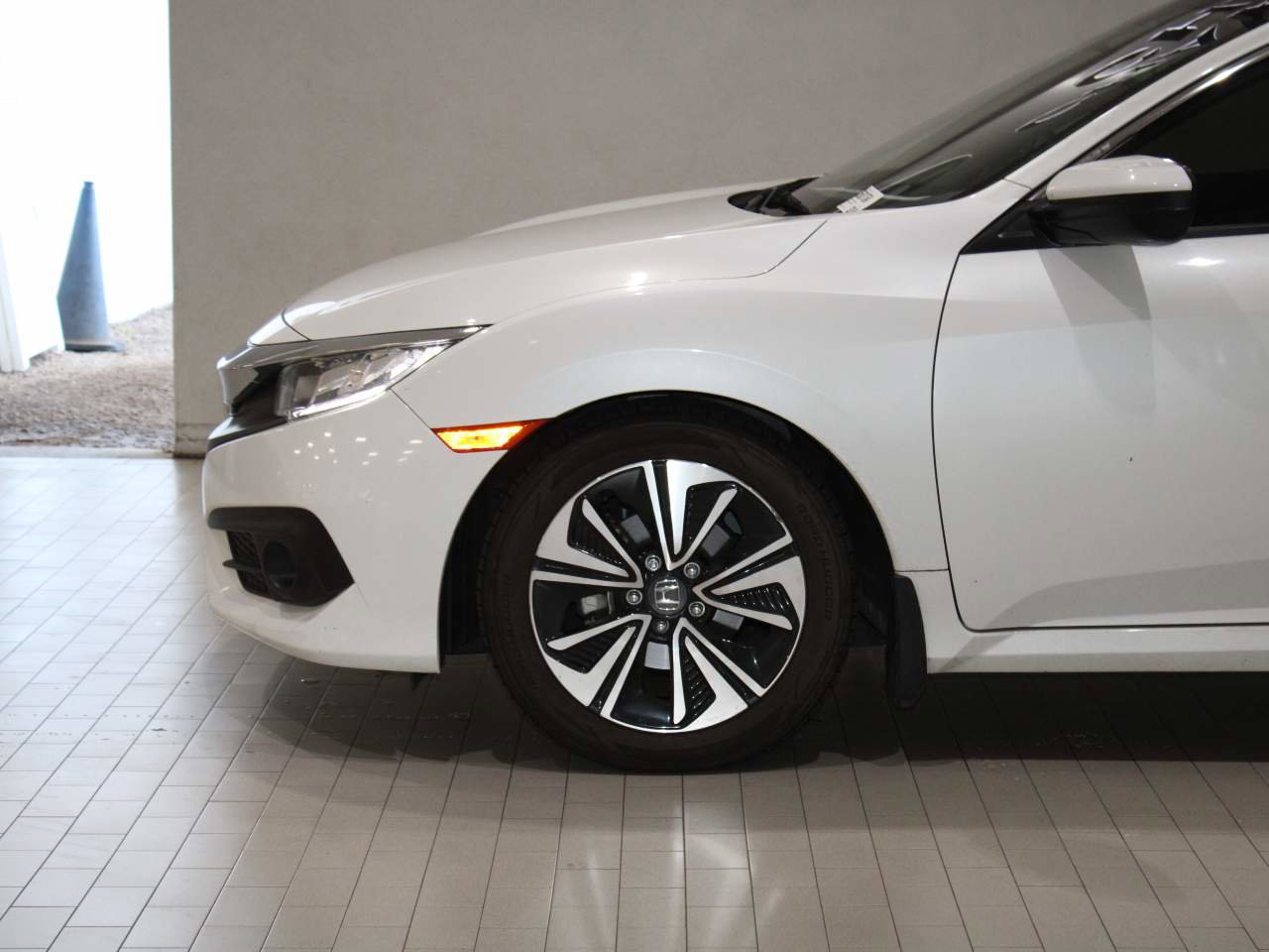 Used 2018 Honda Civic EX-L image 4