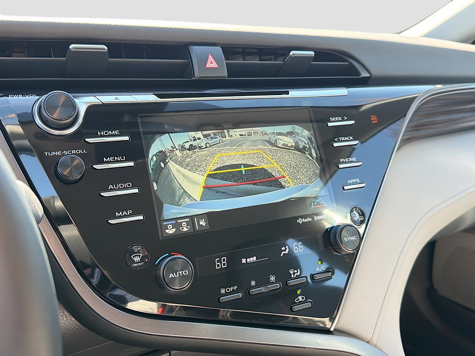 Used 2020 Toyota Camry XLE image 19