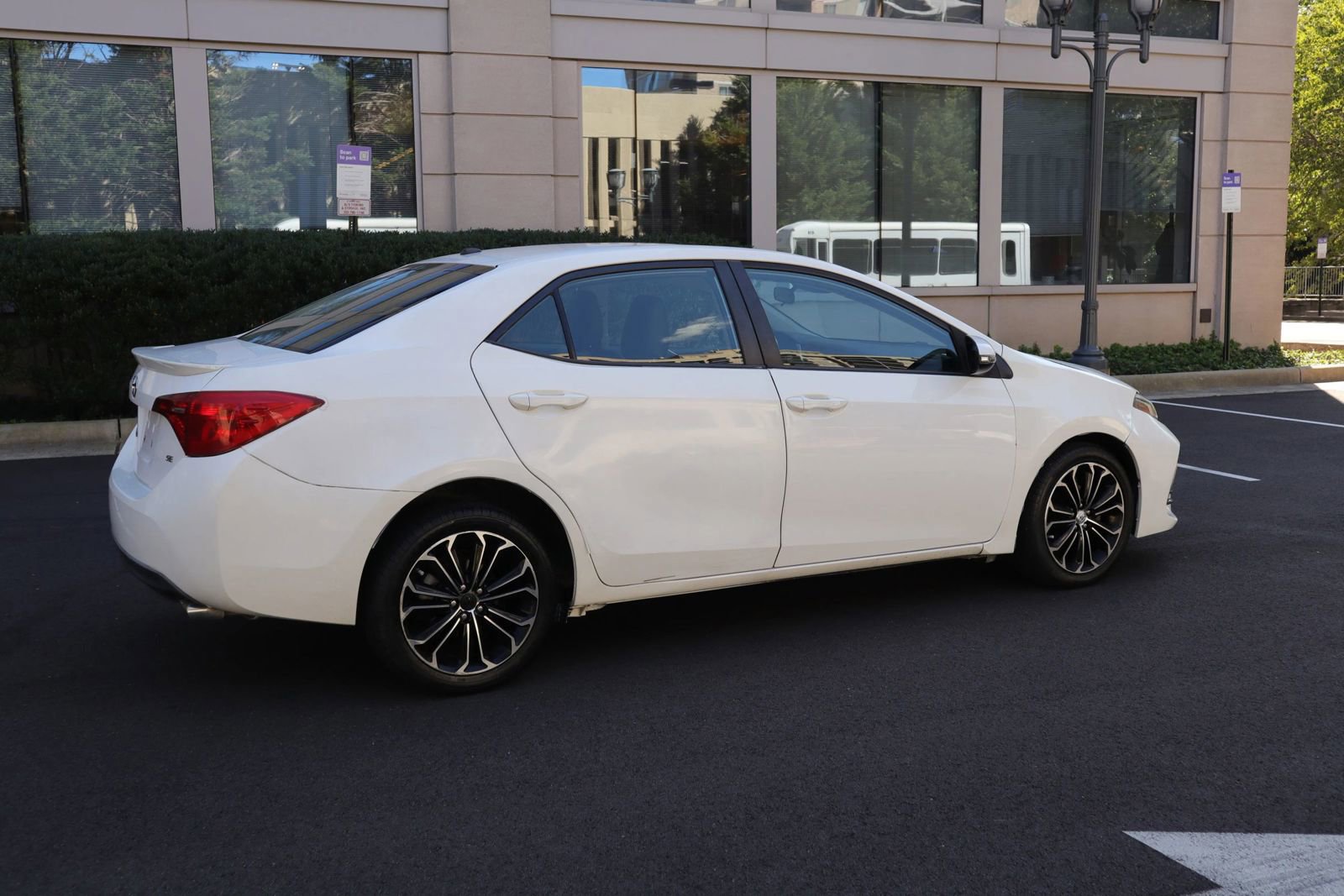 Used 2018 Toyota Corolla SE w/ SE Premium Package FWD image 7