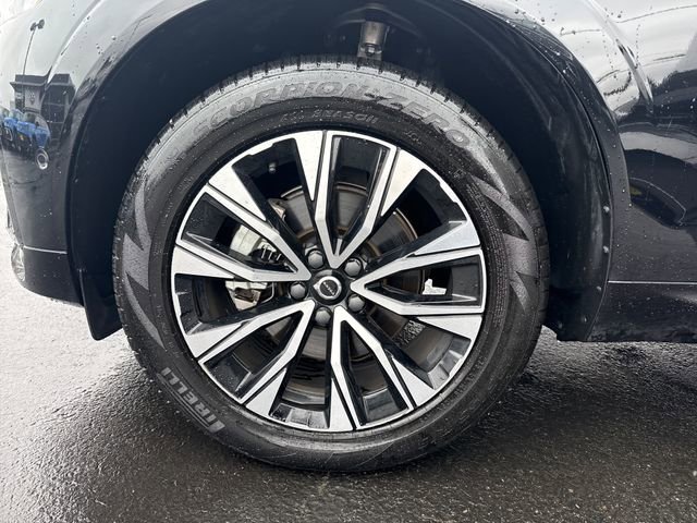 Used 2025 Volvo XC60 B5 Plus image 29