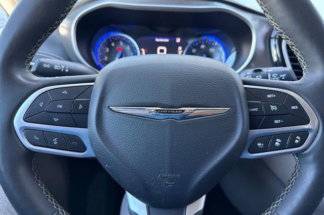 Used 2023 Chrysler Pacifica Touring-L image 26